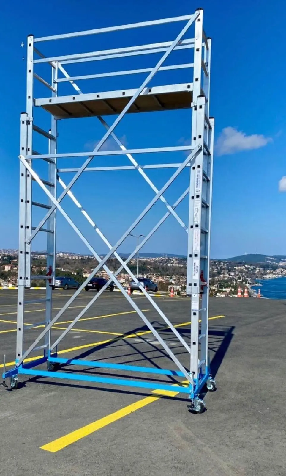 Açık alanda kurulu alüminyum mobil iskele