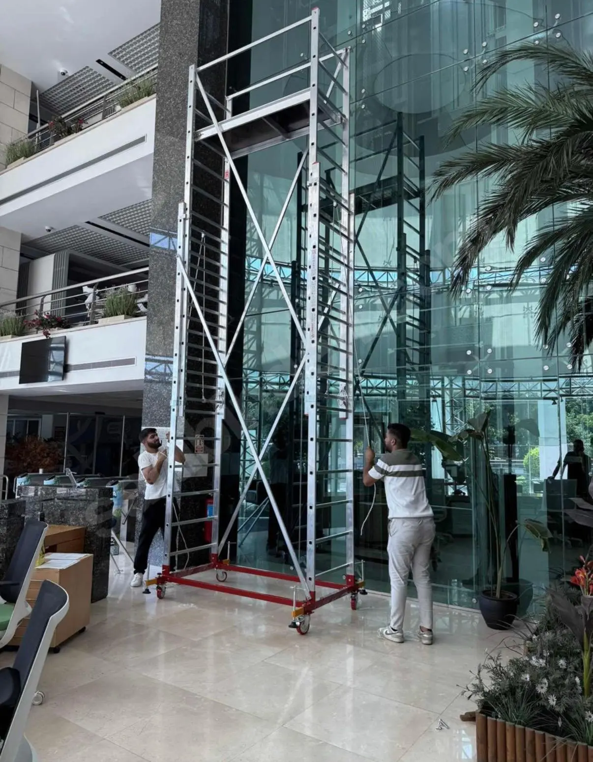 Otel lobisinde kurulu yüksek alüminyum mobil iskele